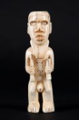 Stehende männliche FigurAfrika, Luba/Songye, wohl 1. Hälfte 20. Jh.. Elfenbein. H 14,3 cm. € 350