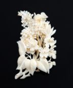 Brosche1. Hälfte 20. Jh.. Form eines Blumenstraußes aus fein geschnitztem Elfenbein. L 6 cm.€ 30