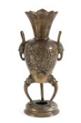 RäuchergefäßChina, 19. Jh.(?). Bronze, Patina. Bauchiges Schultergefäß, abgesetzter konischer Hals
