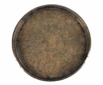 TablettIndien(?). Runde Form mit hochgezogenem Rand. Messing, feiner Reliefdekor. D 27,4 cm.o. L.