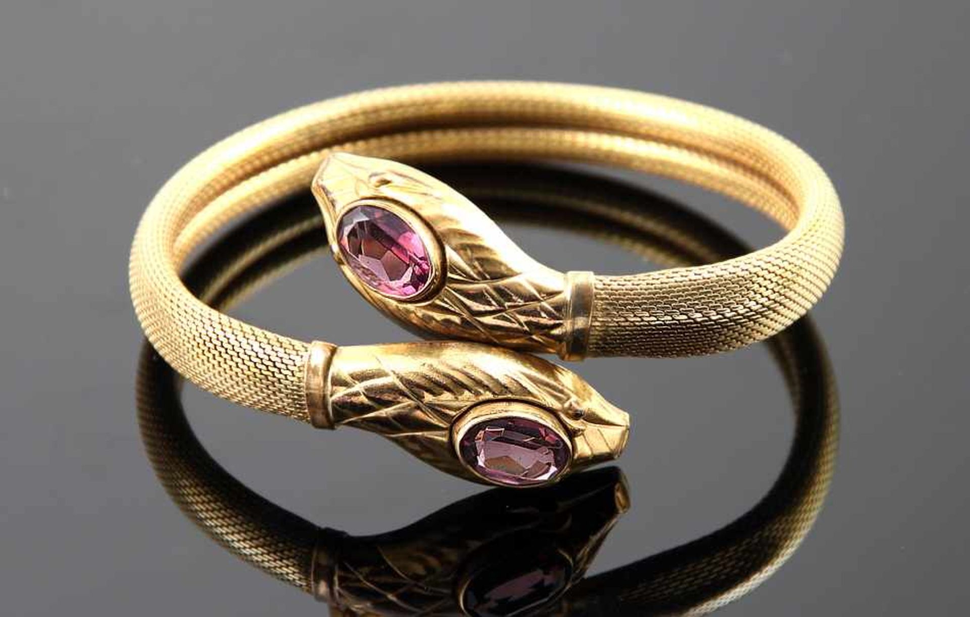 SchlangenarmspangeGold doublé. Auf den beiden Enden fein facettierter Amethyst. B 0,9 cm, D ca. 6,