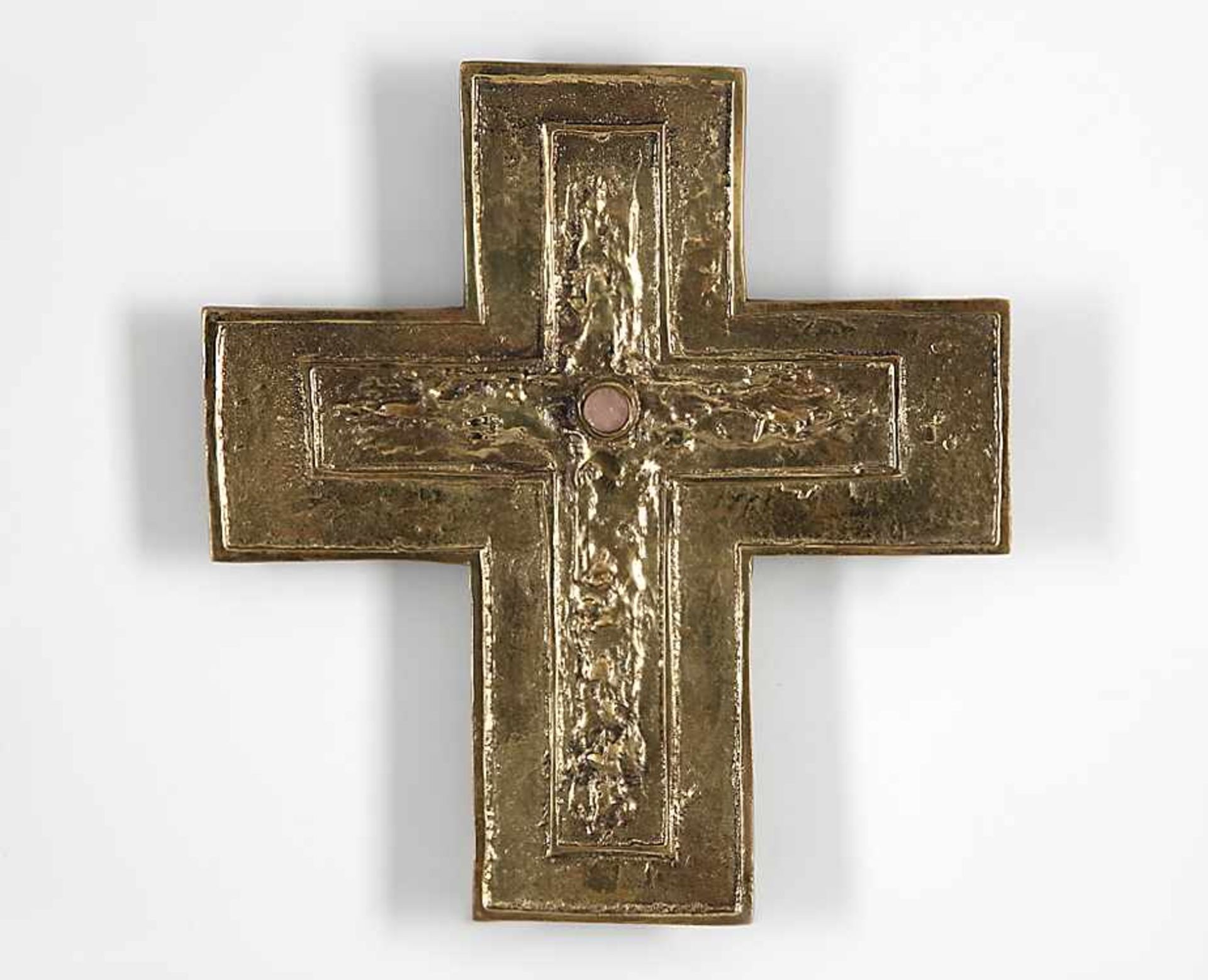 KruzifixMessing vergoldet, mittig Rosenquarz. H 30,3 cm, B 28,3 cm.€ 45