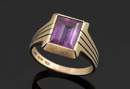 DamenringGG 585. Teils gerillte Schiene, rechteckiger Aufsatz mit facettiertem Amethyst, ca. 10 x