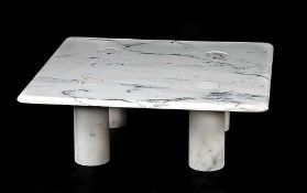 CouchtischAusgesuchter weiß-grauer Marmor. Quadratische Platte, kurze, säulenförmige Beine. H 28 cm,