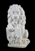 Löwe mit WappenschildWeißgrauer, schwerer Steinguss. H 40 cm.€ 20
