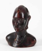Kopf eines EingeborenenAfrika. Sehr fein geschnitztes, poliertes Ebenholz. H 19,5 cm.€ 15