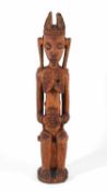 Sitzende weibliche Heiligtum-FigurAfrika, Nigeria, Yoruba. Holz, braun-graue Patina. H 76,5 cm.€ 65