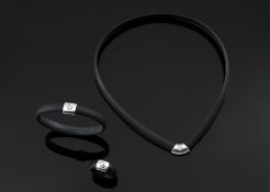 Dreiteilige SchmuckgarniturHalsband, Armreif, Damenring. Zeitlos modernes Design. Platin 950,