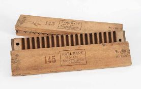 Zwei alte ZigarrenpressenHolz, auf den Deckeln Brandstempel: Karl Hart No. 34465 Schwetzingen bei