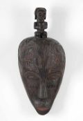 Große MaskeAfrika. Holz, dunkelgraue Patina, Verzierungen aus Kupferdraht. H 68 cm.€ 45