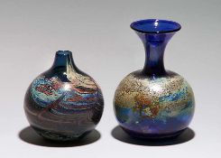 Zwei VasenModernes Design, Studioglas. Kugelige Gefäßkörper, einer mit kleinem, konischen Hals,