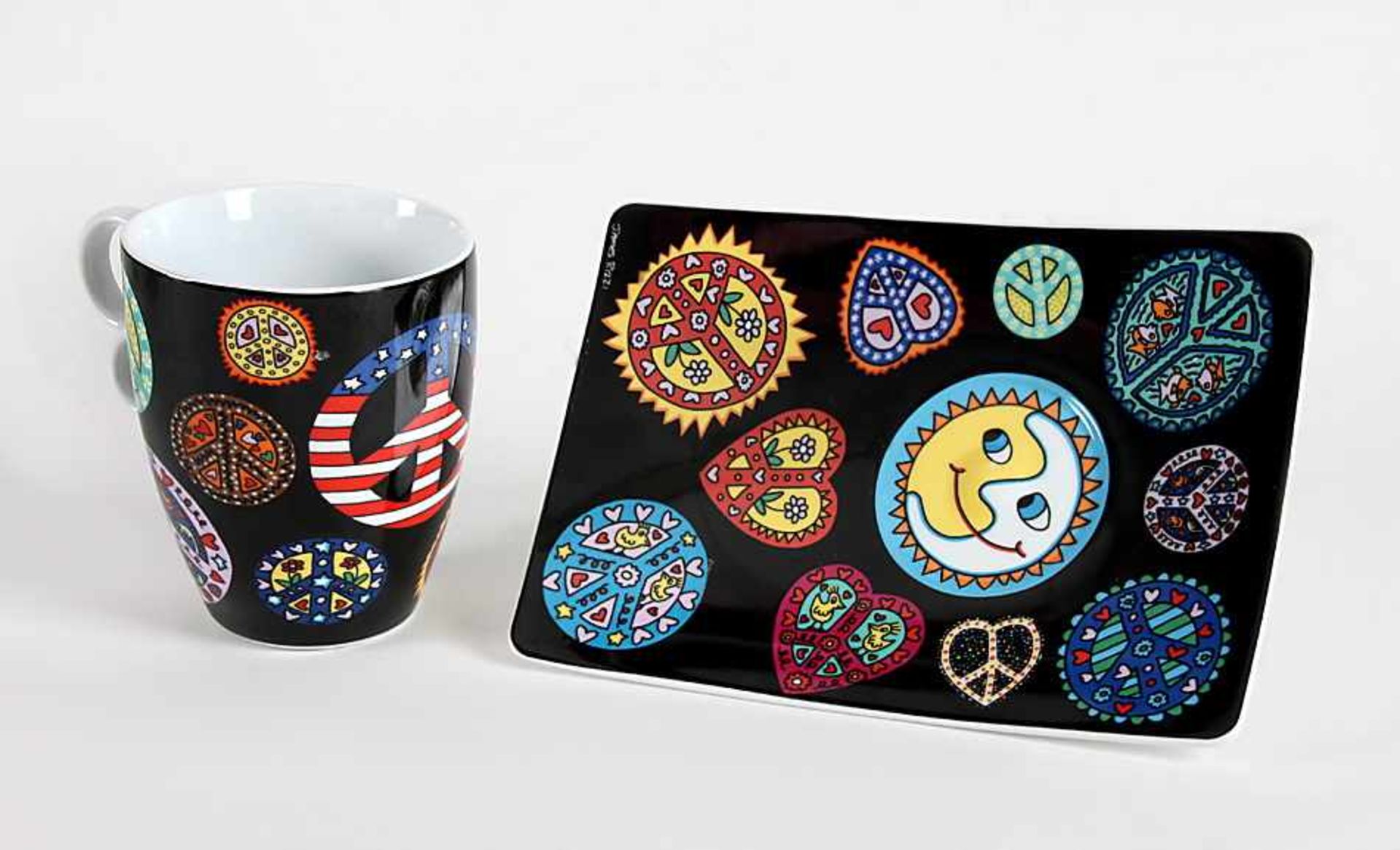 Tasse mit Untertasse "Love an Peace"Dekorentwurf: James Rizzi (1950 New York 2011; amer. Maler der