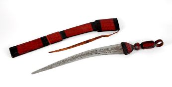 KrummschwertAfrika. Geschmiedete Klinge beiseitig mit Gravuren, Holzgriff mit rot und schwarz