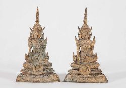 Zwei sitzende BuddhafigurenThailand. Hellgrau patiniertes Metall, Vergoldung. H 16,5 cm.€ 15
