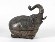 DeckeldoseIn Form eines Elefanten. Asien. Punziertes und gehämmertes Tobakblech. H 19,5 cm.o. L.