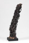 AhnenfrauAfrika, Nigeria. Ausdrucksstarke Schnitzarbeit aus Ebenholz. Die Plastik stellt eine