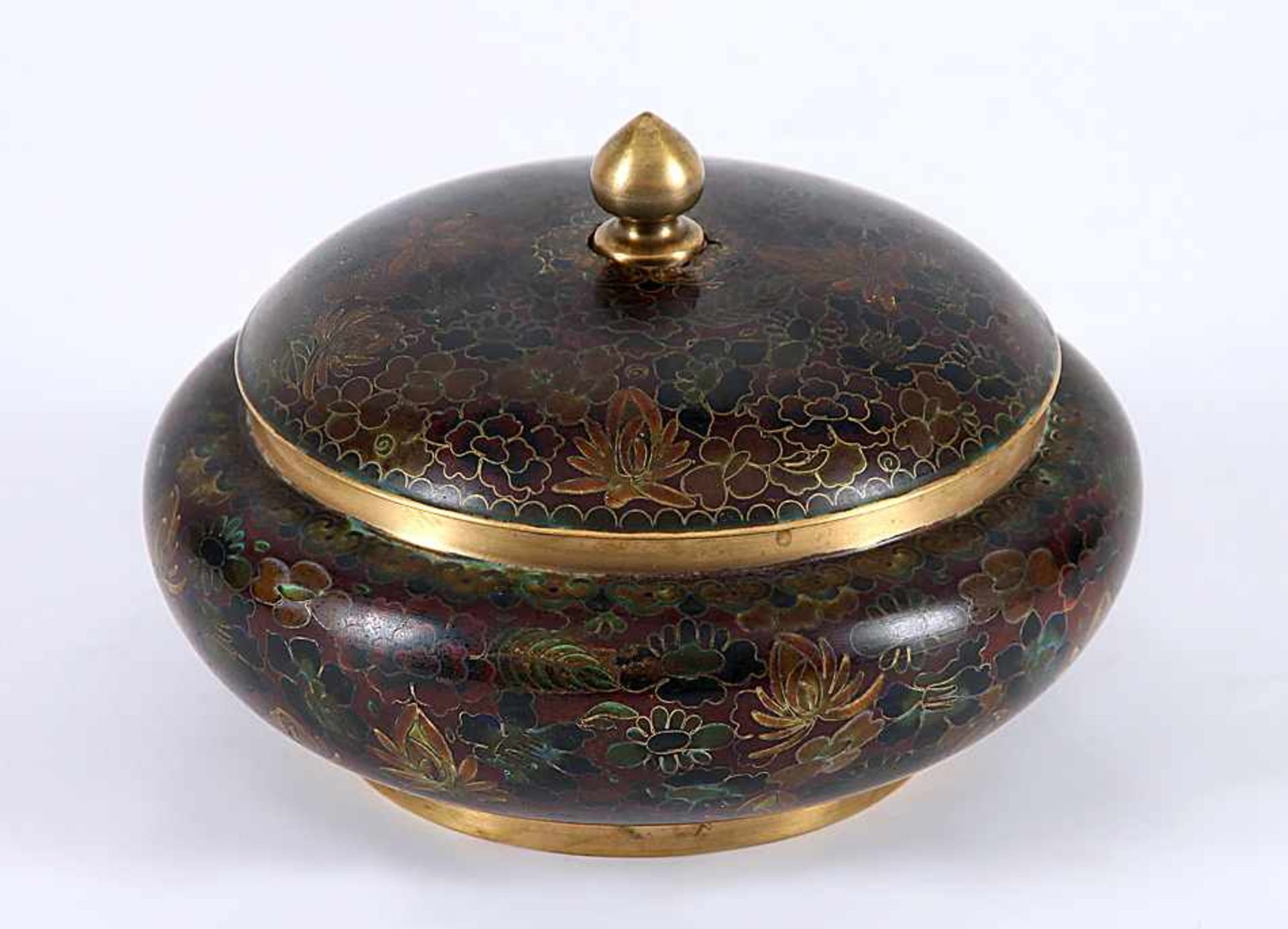 Deckeldose aus CloisonnéChina. Runde, bauchige Form, gewölbter Deckel mit spitzkugeligem Knauf.