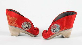 Paar Schuhe für gebundene FüßeChina, Ch'ing-Dynastie, spätes 19. Jh.. Roter Seidensatin mit