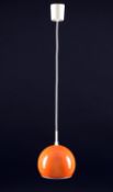 Deckenlampe1970er Jahre. Kugeliger, orange lackierter Metallschirm, weiße Kabelaufhängung. H ca.