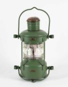 SchiffslaterneUm 1950. Grün lackiertes Metall, farbl. Glas, Petroleumbehälter mit Glaszylinder. H