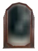 Spiegel1920-30er Jahre. Dunkelbraun gebeizter, beschnitzer Eicherahmen. Geschliffenes Spiegelglas (