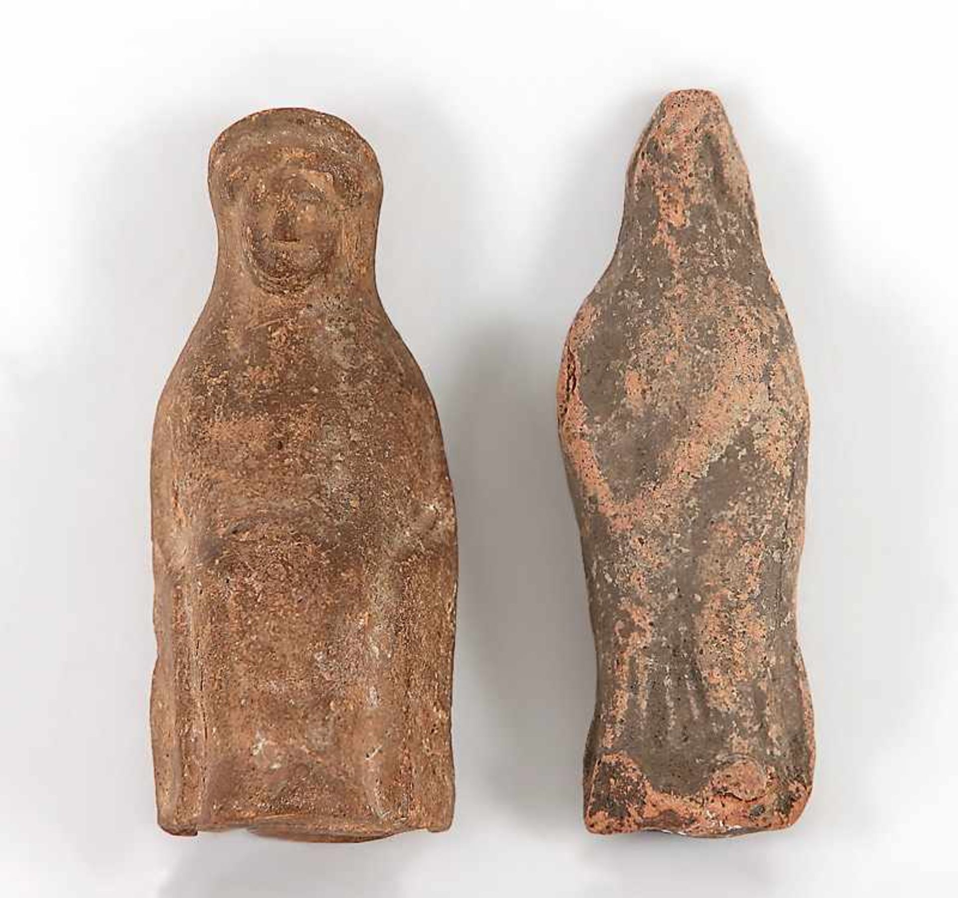 Zwei VotivfigurenRömisch, ca. 2.-3. Jh. n. Chr.. Terrakotta. H 9 cm, 9,2 cm.€ 120