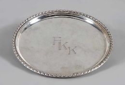 Kleines, rundes Tablett800er Silber, undeutliche Herstellermarke. Reliefrand, im Spiegel