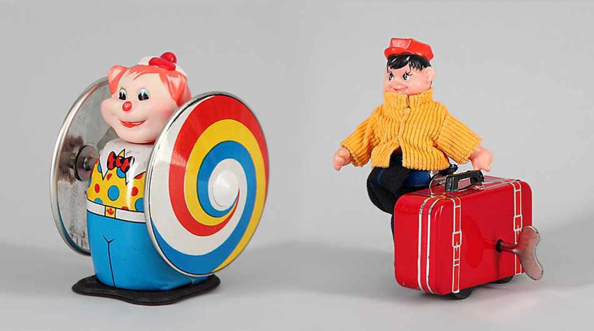Zwei Puppenfiguren1) Clown mit zwei rotierenden Scheiben. China, wohl 1970er/80er Jahre.