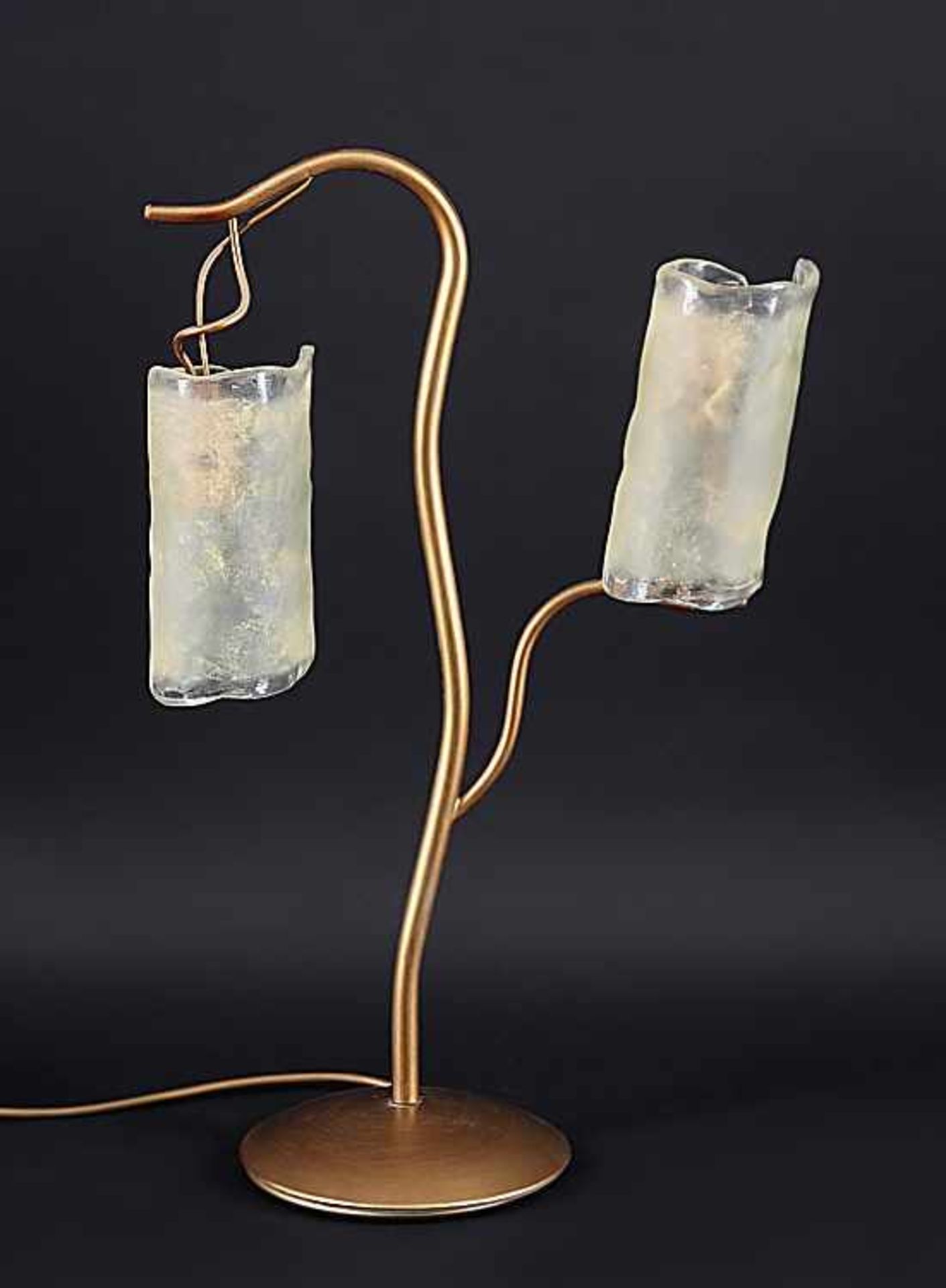 TischlampeModernes Design. Goldfarben patiniertes Metall, zwei Lampenschirme aus von Hand