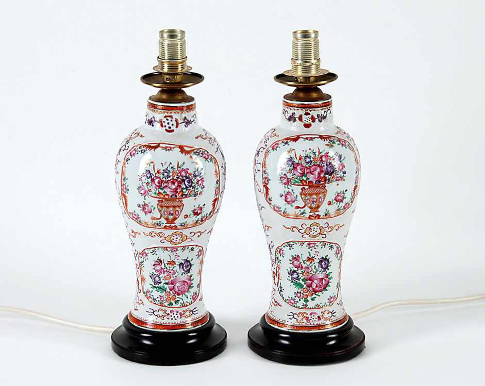 Paar TischlampenVasenförmiger Fuß aus chinesischem Porzellan mit feiner Buntbemalung im Kanton-Stil.