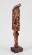 Auf stabförmigem Sockel stehende FigurAfrika. Holz geschnitzt, braune Patina. H 50,7 cm. Auf braun