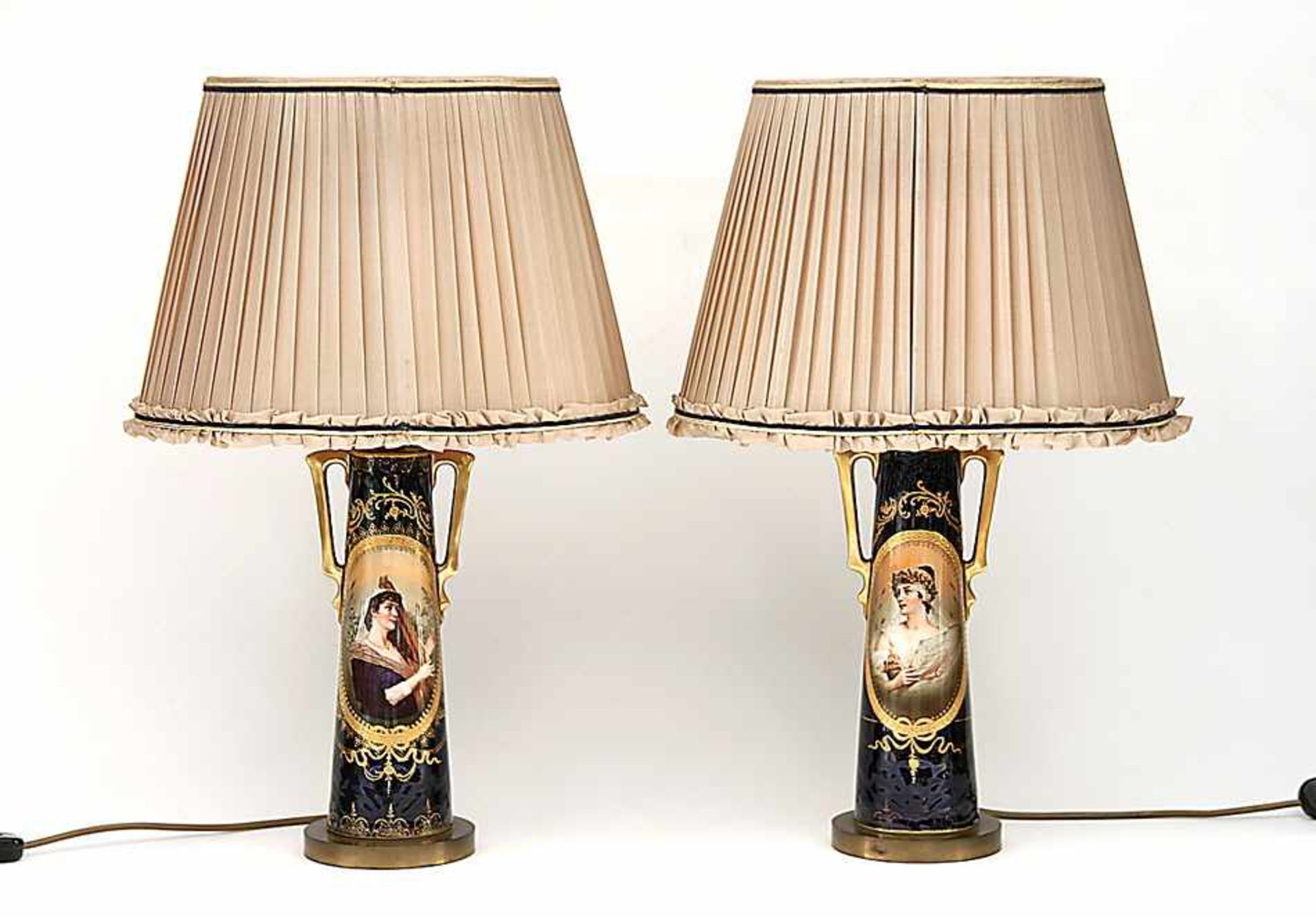 Paar TischlampenWien(?), Anfang 20. Jh.. Lampenfuß in konischer Vasenform mit zwei schmalen, offenen