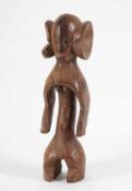 Ahnenfigur der MumuyeAfrika, Nigeria. Holz, hellbraune Patina. H 40,5 cm.o. L.