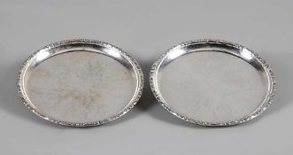 Zwei UntersetzerDeutsch, 835er Silber, Herstellermarke: Bruckmann & Söhne, Heilbronn. Runde Form,