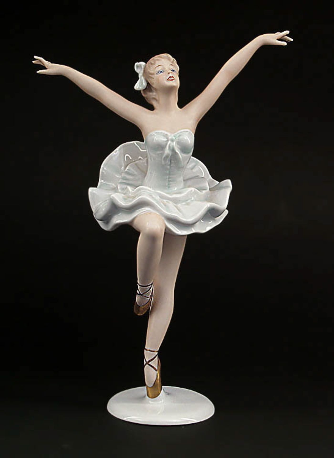 BallerinaWallendorf, Manufakturstempel, Modellnr. 1957/I, 1970er Jahre. Bunte Bemalung. H 24 cm. Ein