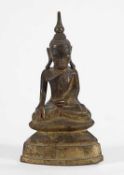 Sitzender BuddhaTibet. Bronze, schöne Alterspatina. Im Bereich der Ohren und Hände Reste roter