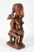Sitzende weibliche Heiligtum-FigurAfrika, Nigeria, Yoruba. Hellbraunes Ebenholz. H 56,5 cm.€ 45
