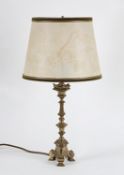 TischlampeMessingfuß in Form eines barocken Leuchters. Grauer Pergamentschirm. H mit Schirm 57 cm.o.