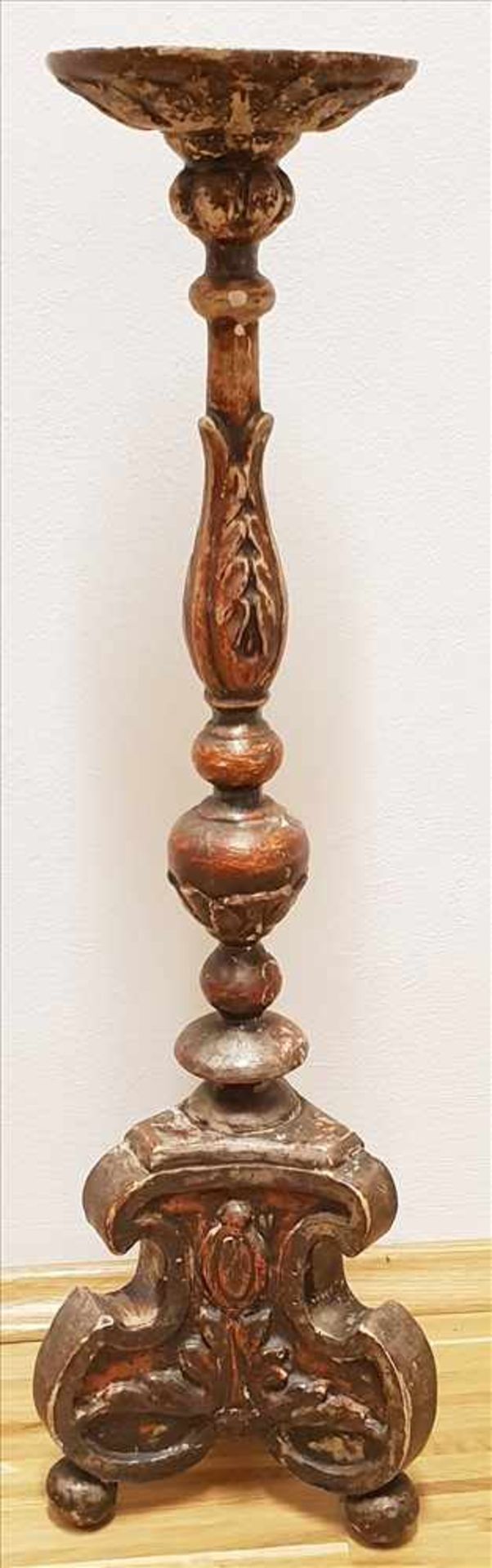 Barocker Leuchter 18. Jh.,aus Holz geschnitzt, polychrom gefasst, Höhe ca. 57,5 cm,