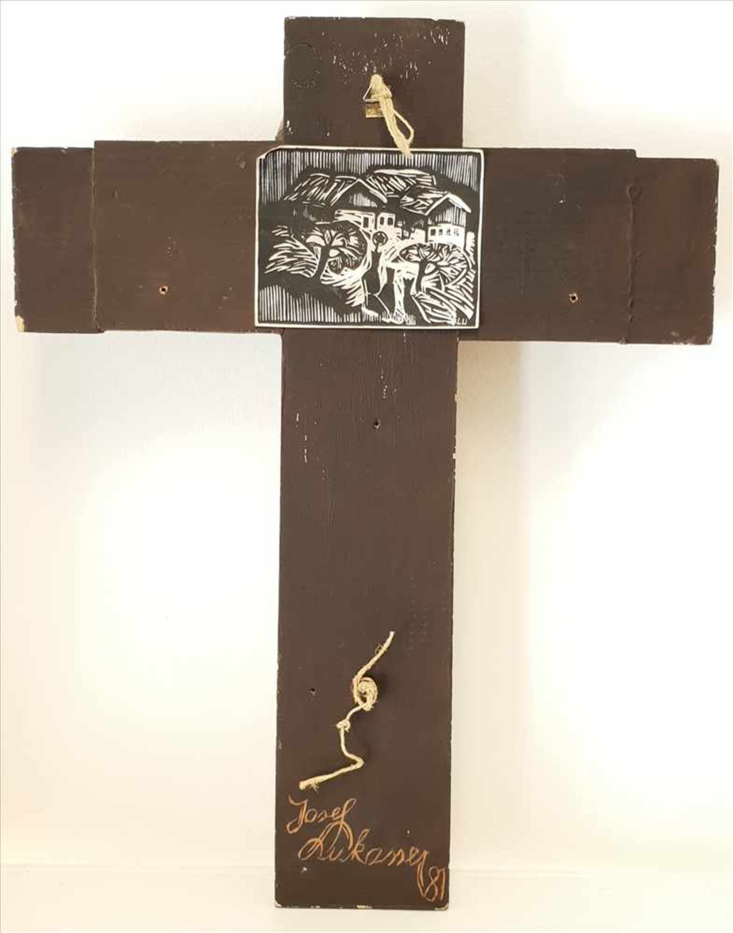 Kruzifix ,Jesus Christus als Dreinageltypus dargestellt, aus Holz, vollplastisch geschnitzt, - Bild 2 aus 2