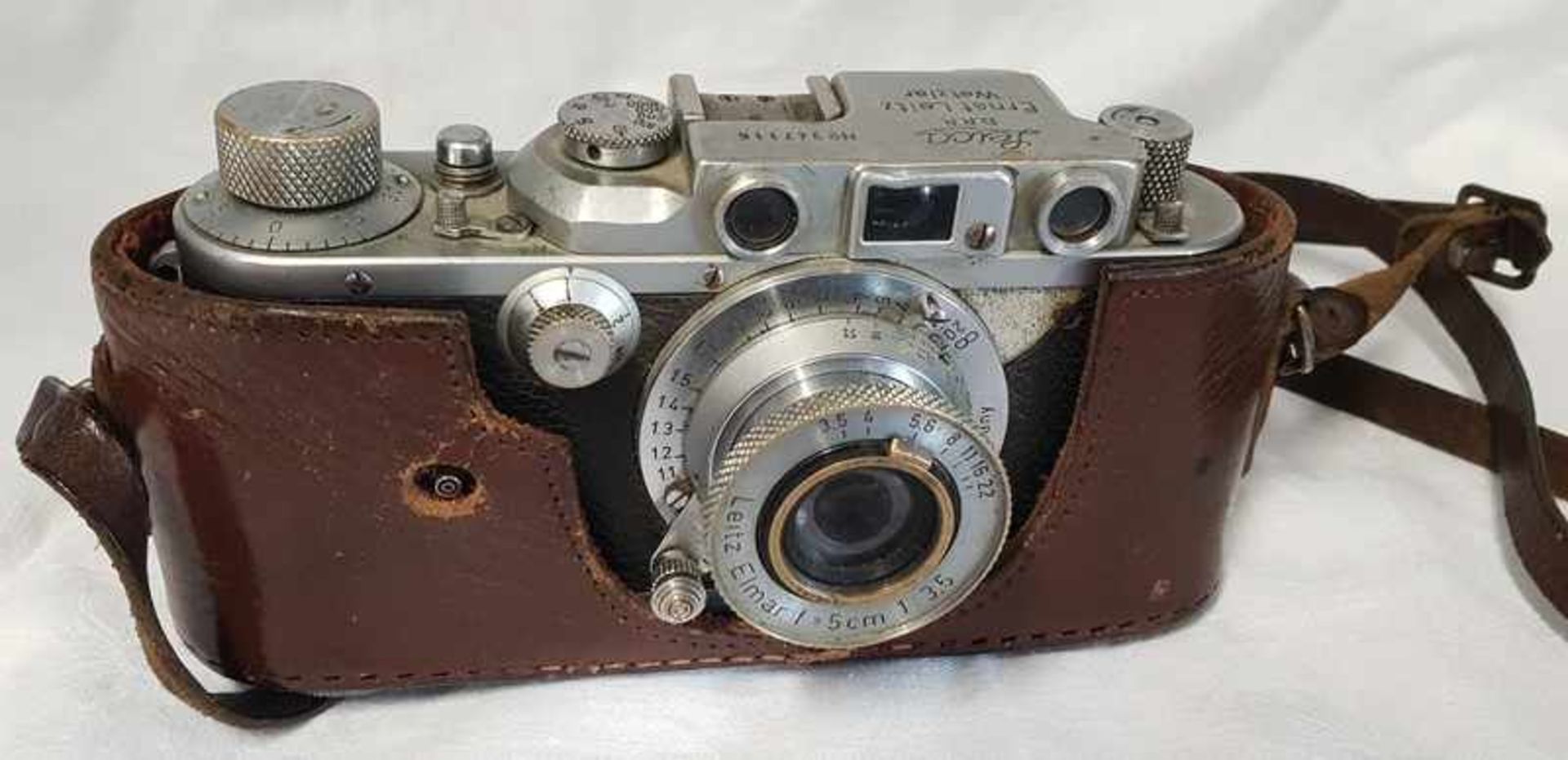 Leica III mit Objektiv : Leitz Elmar 1:3,5 F=5cm, Nummer: 347116, in Lederetui ( nicht