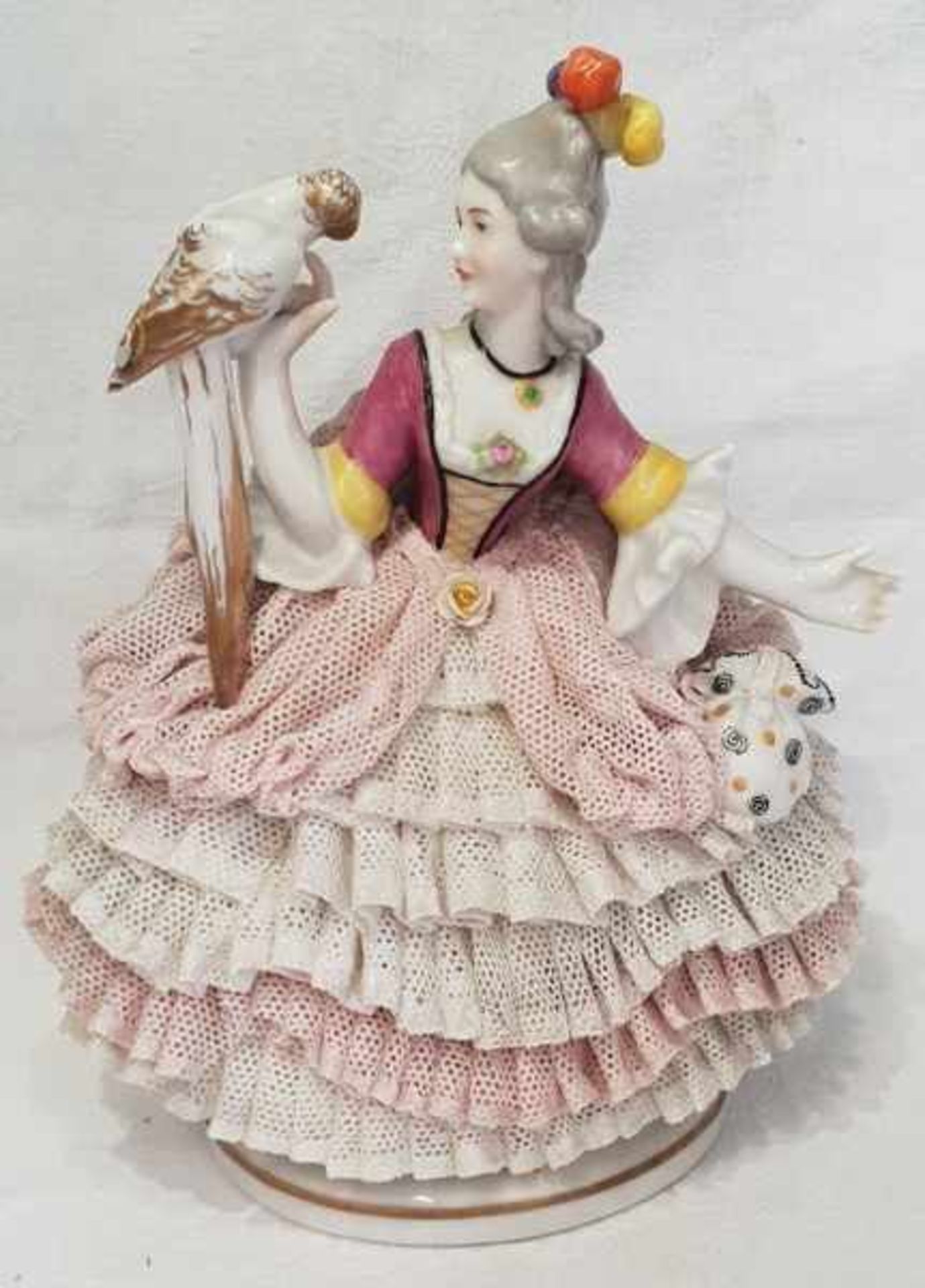 Elegante Dame im Rokokogewand mit Papagei, Porzellan , Karl Ens , teilw. bestoßen, Höhe 13cm