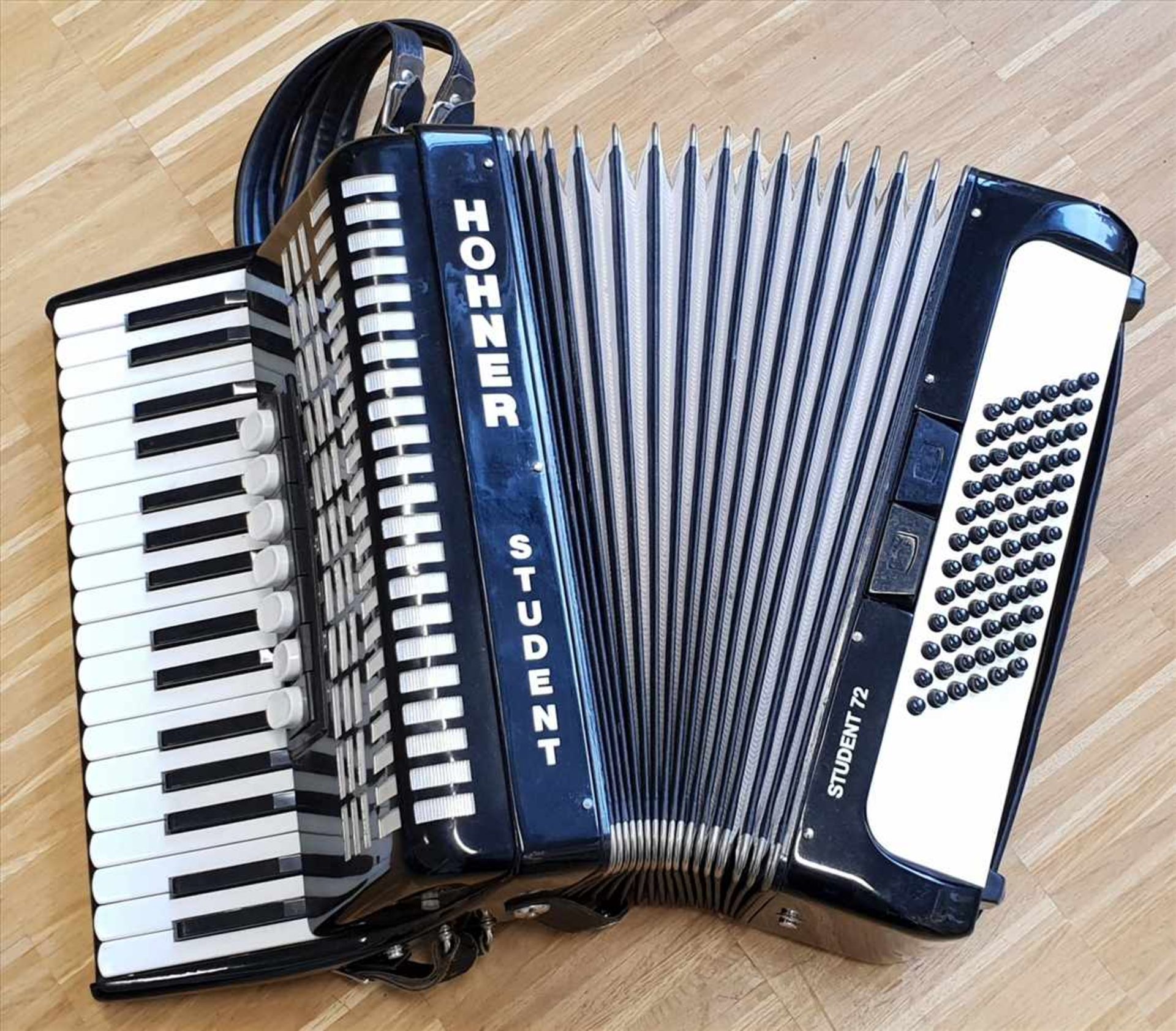 Hohner Student 72 Akkordeon,Grifftechnik: Piano,Basstechnik: Standardbass,Farbe: schwarz,