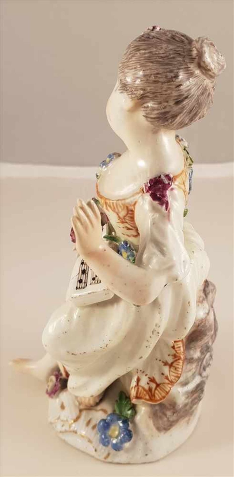 Meissen Figur , Entwurf Johann Joachim Kändler (1706-1775 ), Singendes Mädchen, 18. Jhd. , Höhe: - Bild 2 aus 3