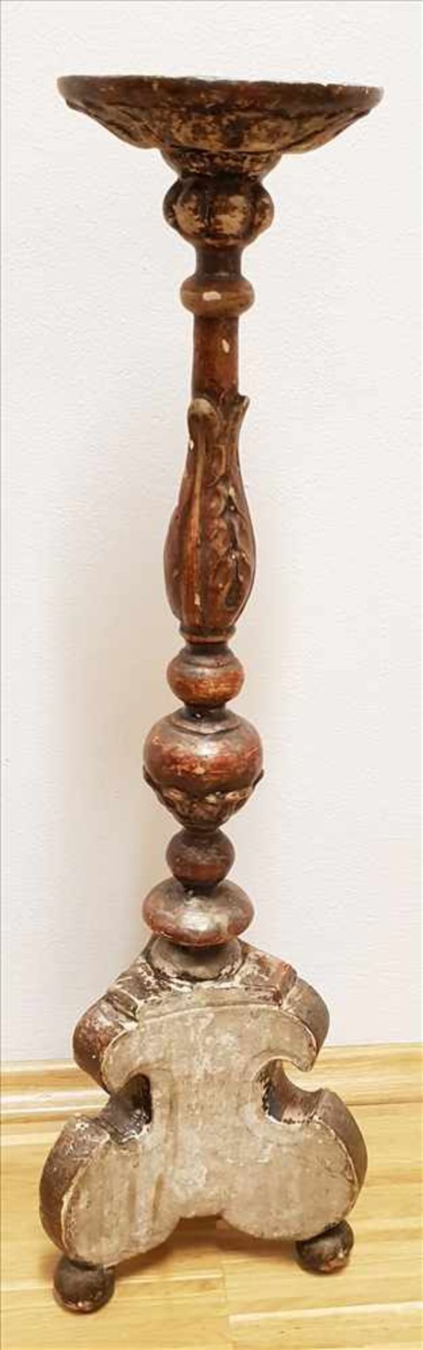 Barocker Leuchter 18. Jh.,aus Holz geschnitzt, polychrom gefasst, Höhe ca. 57,5 cm, - Bild 2 aus 2
