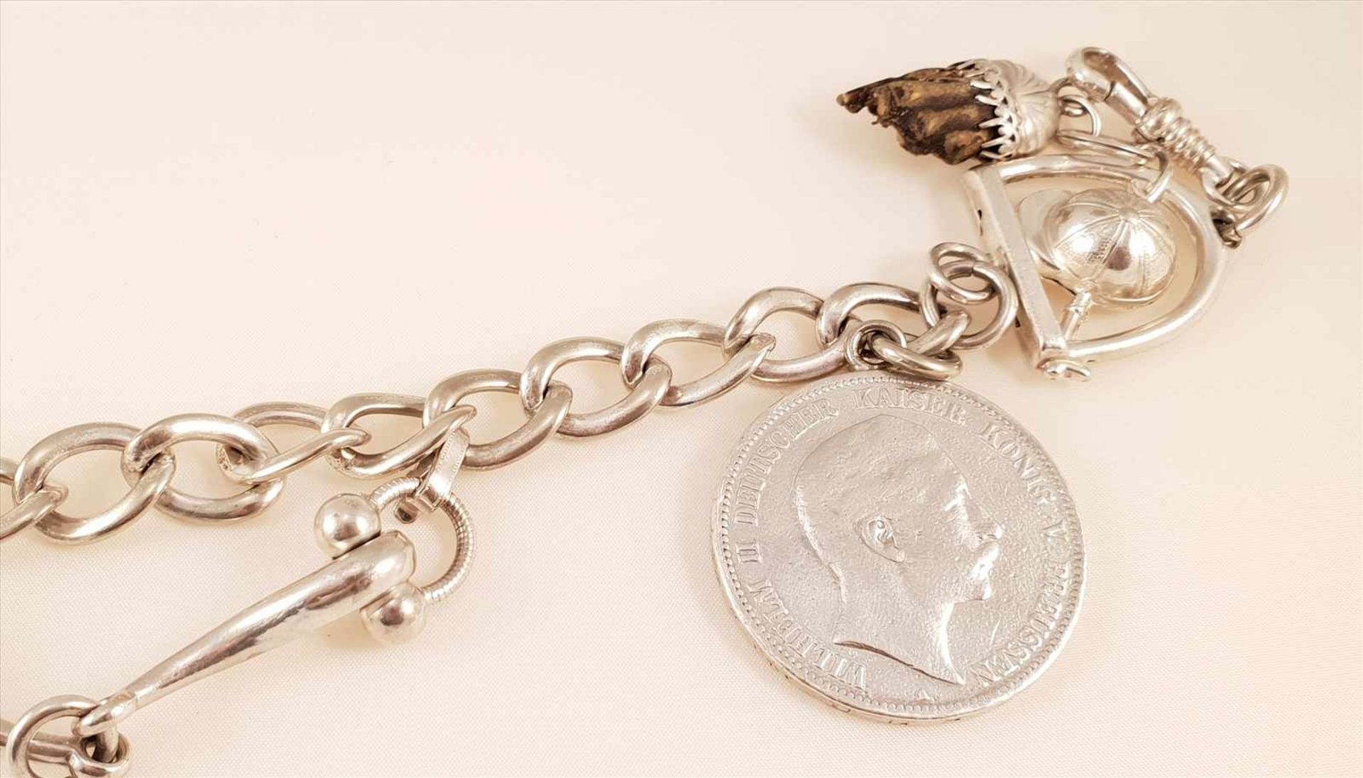 Charivari ,Silber, verschiedene Anhänger wie Maulwurfkopf , Kralle ,Münze , Länge ca. 33,5 cm, 100, - Bild 3 aus 3