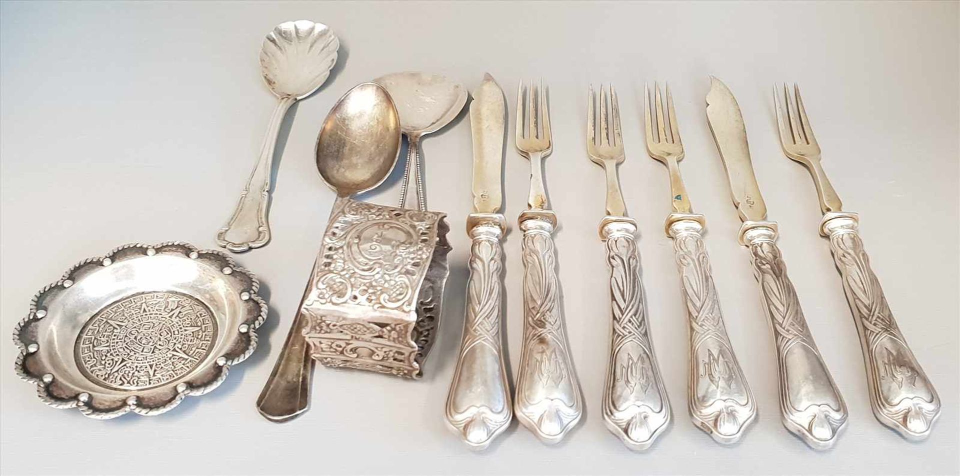 Silberkonvolut, bestehend aus 4 Messer und 2 Gabeln , Griffe: Silber 800,. Serviettenring, Silber