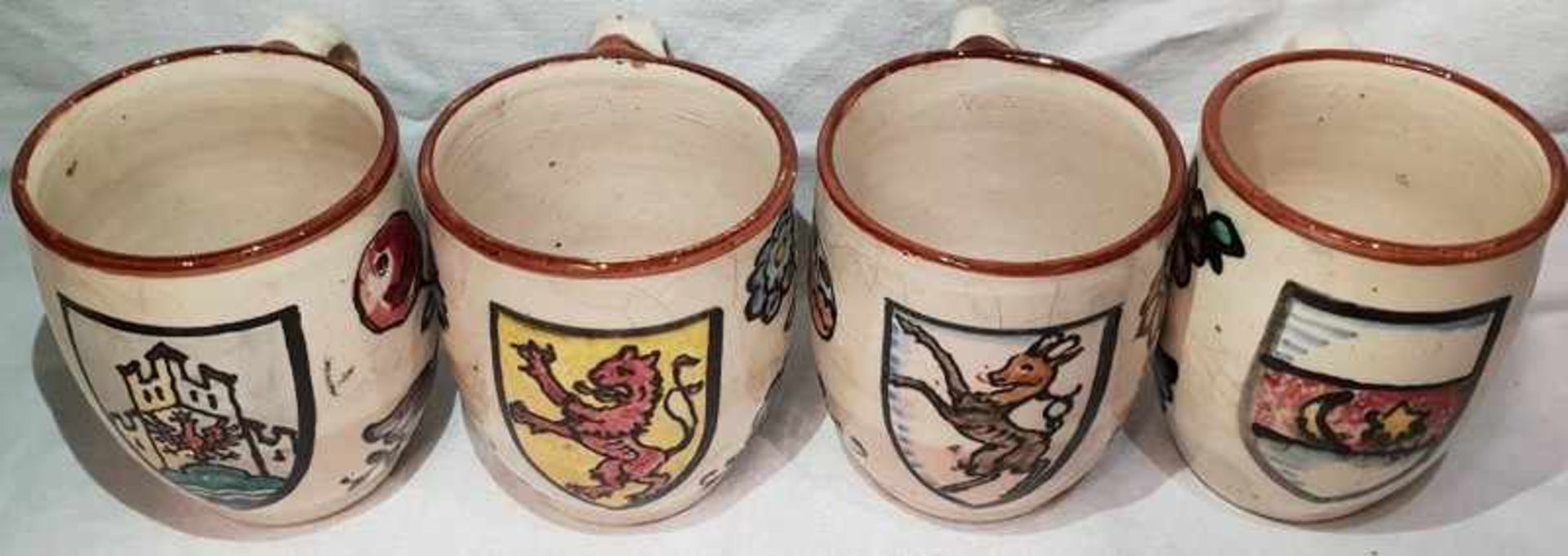 Satz bestehend aus 4 Keramikbechern mit verschiedenen Wappen bemalt, Keramik, glasiert, Höhe 10 cm ,