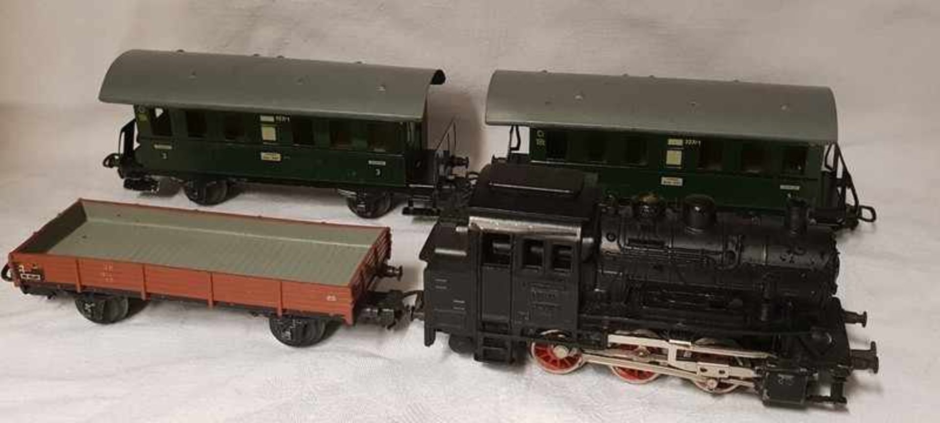 Märklin Dampflokomotive mit 3 Waggons, bestehend aus:1 Märklin CM 800 Lokomotive 890282 Märklin
