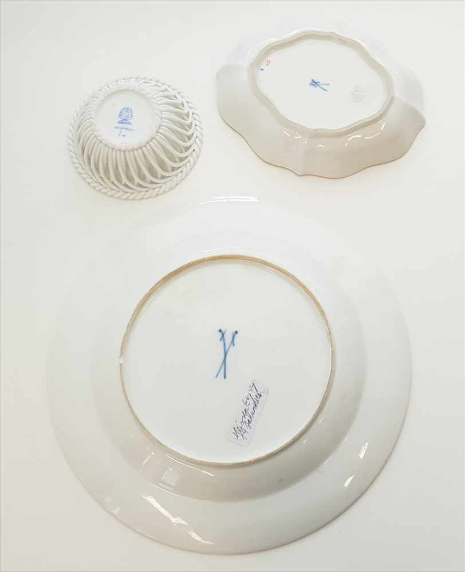 Porzellan Schalen Konvolut bestehend us einem Teller Meissen DM:23,5cm , 1 Schale Meissen 15x11, - Image 2 of 2